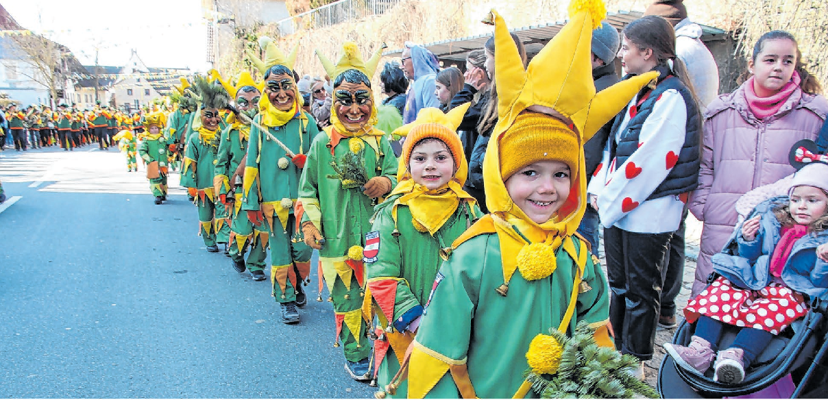 Die Schelladralle eröffnen den Eutinger Umzug, der sich am Fasnetssonntag durch die Straßen und Gassen des Gäufleckens bewegt.