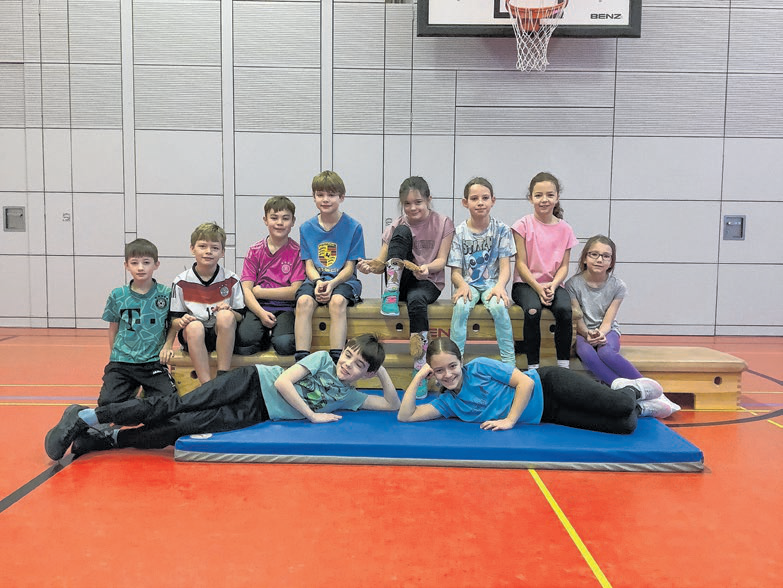 Team Sport: Lotta Schultz (re.), links Elias Karches (li.) – vorne liegend. Hinten v.li.n.re.: Luis Sauter, Moritz Beck, Alexander Leon, Amelie Klaiber, Nayla Linstädt, Valérie Debeze, Tilia Rohde.