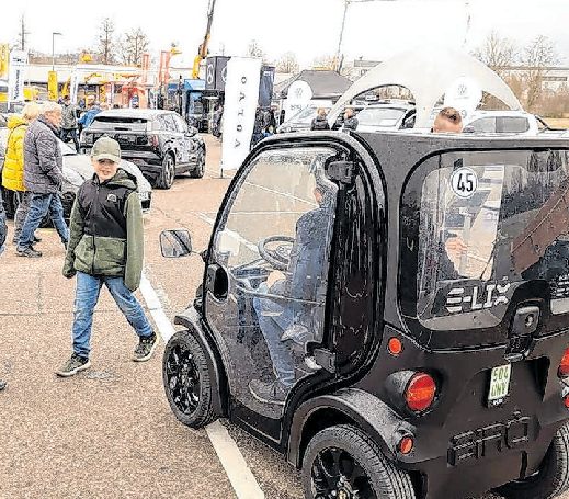 Die Messe Neckar Alb Regenerativ ist eine wichtige Veranstaltung, die sich auf erneuerbare Energien und nachhaltige Technologien konzentriert. Sie bietet eine Plattform für Fachleute und Unternehmen, um innovative Lösungen und Produkte im Bereich der regenerativen Energien zu präsentieren. Alle Interessierten sind herzlich eingeladen, sich über zukunftsweisende Technologien zu informieren und Netzwerkmöglichkeiten zu nutzen.   Fotos: M. Kiesling/ Paul Bossenmaier