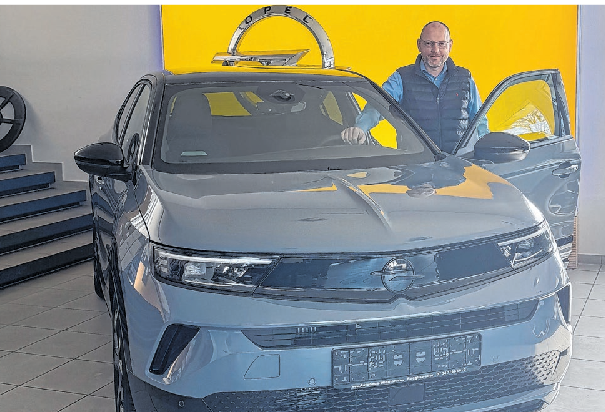 In seinem Showroom präsentiert Jochen Widmann die neuesten Opel-Modelle.