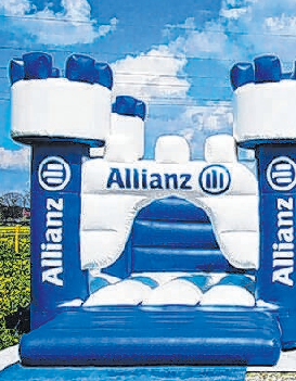 Auf dem Gelände der Firma Farmbau können sich die Jüngsten auf einer Hüpfburg austoben.