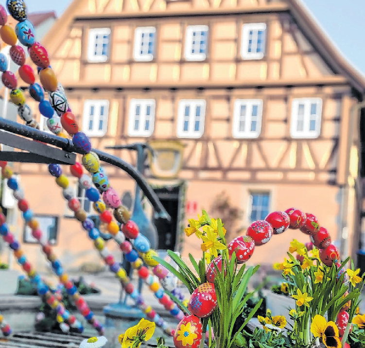 Der Brunnen vor dem Rathaus wird in jedem Jahr von den Landfrauen sowie den Mitarbeitern des Langenburger Bauhofs geschmückt. Er ist für die Besucher ein beliebtes Fotomotiv. Foto: Stadt Langenburg