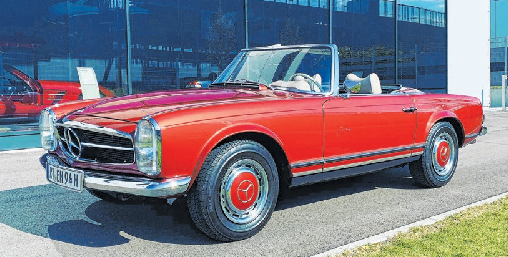Die rote Pagode 280 SL aus dem Jahr 1970, die einst im Besitz der Oma war.