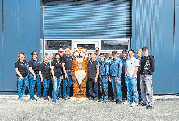Das Team des Autohauses Thoma freut sich auf den runden Geburtstag. Firmenfoto