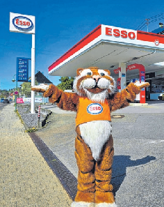 Der Esso-Tiger posiert vor der Tankstelle. Firmenfoto