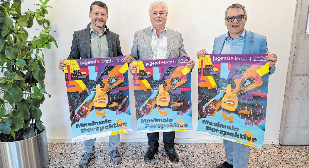 Ralf Eppler, Hubert Bosch und Dirk Abel (v.l.n.r.) mit den Plakaten für den Wettbewerb.