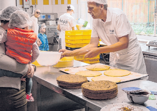 Bei Backstubenführungen können Besucher des Brotfests sich die „,gläserne Produktion“ ansehen: Schritt für Schritt wird gezeigt, wie Backwaren entstehen.