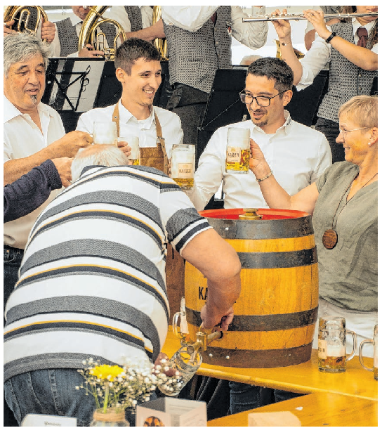 Jörg (von links), Markus und Thorsten Bopp stoẞen 2024 beim Fassanstich mit Ortsvorsteherin Beate Albrecht an.
