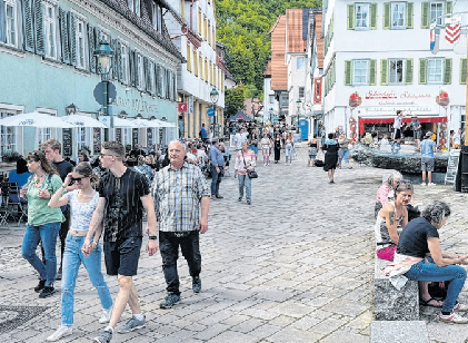 Flanieren & pausieren - alles ist beim verkaufsoffenen Sonntag in Blaubeuren möglich.