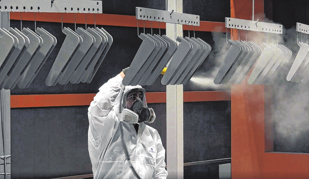Neben Entwicklung, Laserschneiden, Stanzen, Umformen, Schweißen bietet Rehm auch Oberflächenbehandlungen und Beschichtungen an. Foto: Rehm