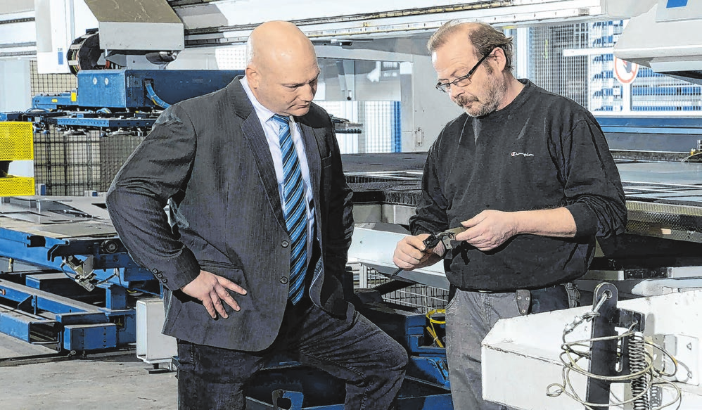 Geschäftsführer Thomas Hack bei der Qualitätskontrolle. Foto: Rehm