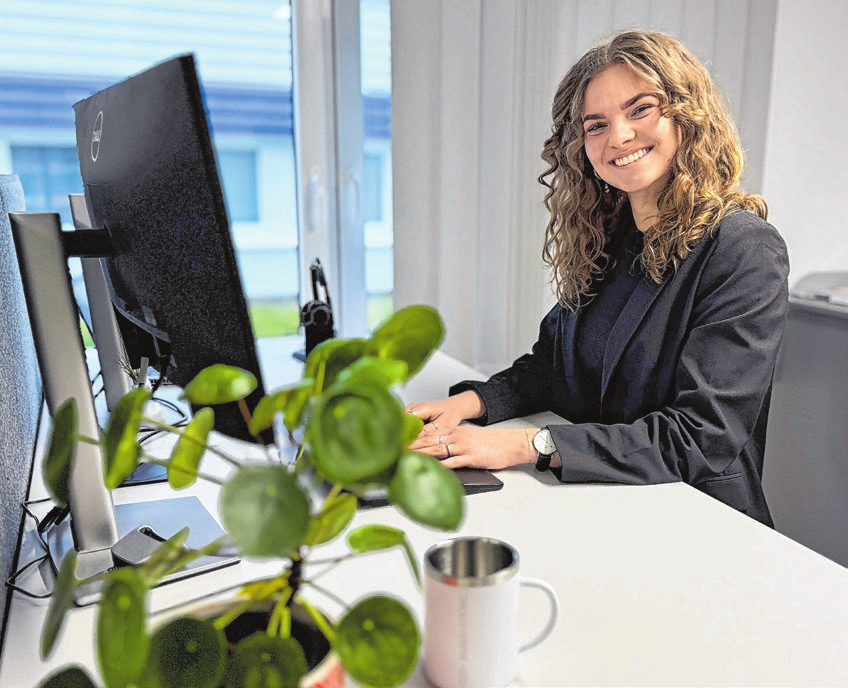 Jana Leipersberger an ihrem Arbeitsplatz im Bausch +Ströbel-Werk in Neuenstein. Foto: Bausch +Ströbel