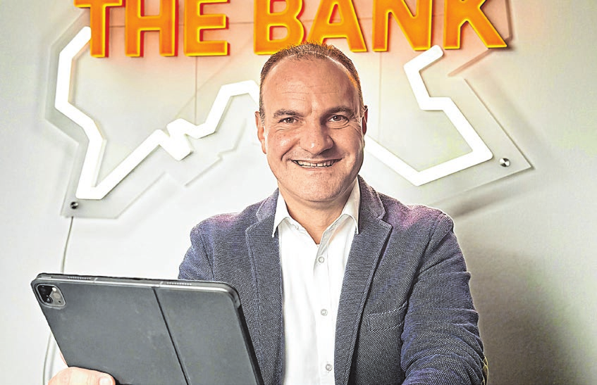 Marc Reichert ist stolz auf das großartige Team der Bank. Foto: Volksbank Hohenlohe