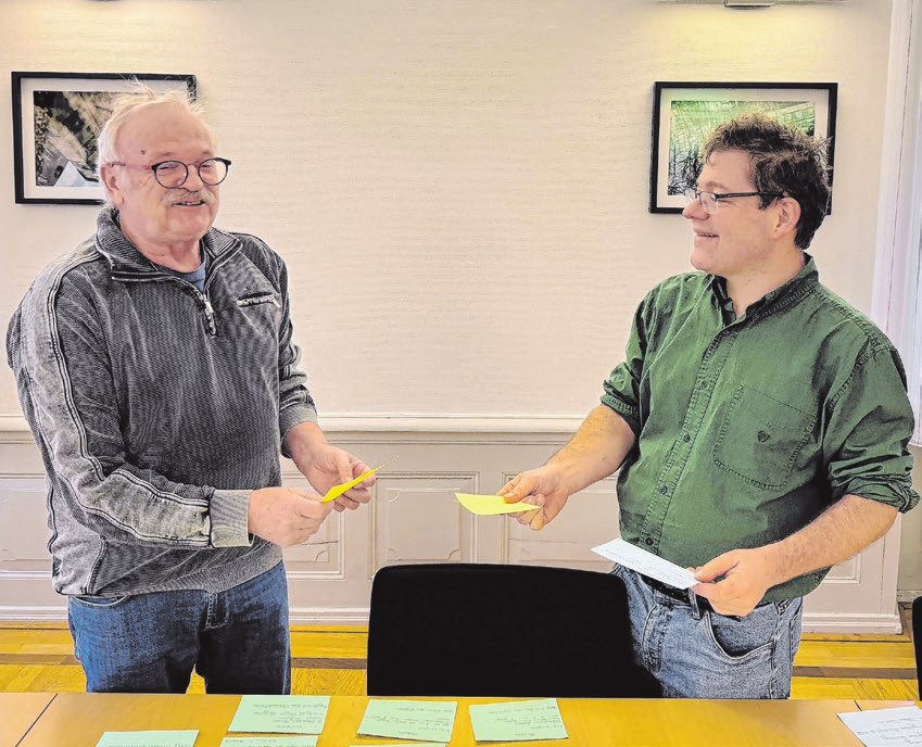 Martin Zecha (links) und Dr. Daniel Kuhn legen im Gaildorfer Rathaus die Reihenfolge der Gruppen und Wagen am Umzug fest. Foto: privat