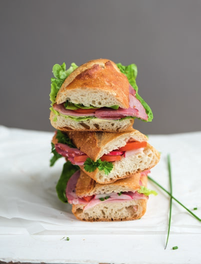 Die belegten Brötchen werden frisch zubereitet.