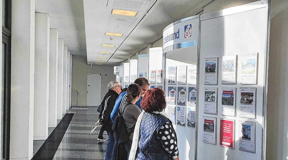 Über 50 Aussteller sind vor Ort, renommierte Unternehmen aus der Region beraten in der Stadthalle rund um das bestehende... 