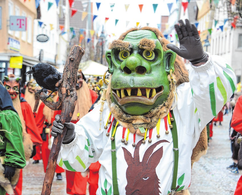 Ob Wilde Weiber, farbenfrohe Zwerge oder fröhliche Monster: Die Ehinger wissen, wie Fasnet geht. Fotos: Amrei Oellermann