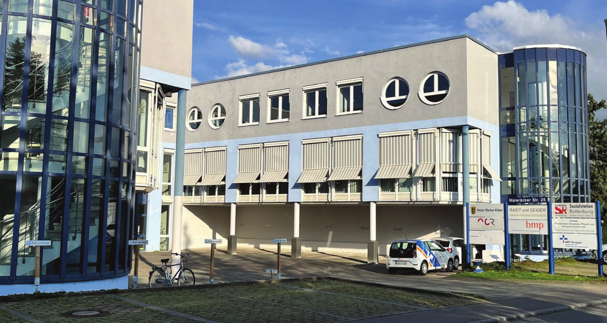 Rottenburg Siebenlinden ist ein bemerkenswertes und entdeckungswürdiges Gewerbegebiet. Hier entwickelte sich über die vergangenen 34 Jahre ein Standort für zahlreiche Unternehmen, Dienstleister und Handwerker. Auch rund ums Auto ist viel geboten, eine Vielzahl an Einkaufsmöglichkeiten steht zur Verfügung, dazu jede Menge Angebote, die Freizeit zu verbringen. Die Unternehmen finden hier optimale Bedingungen vor. Auf nach Siebenlinden! Fotos: Werner Bauknecht