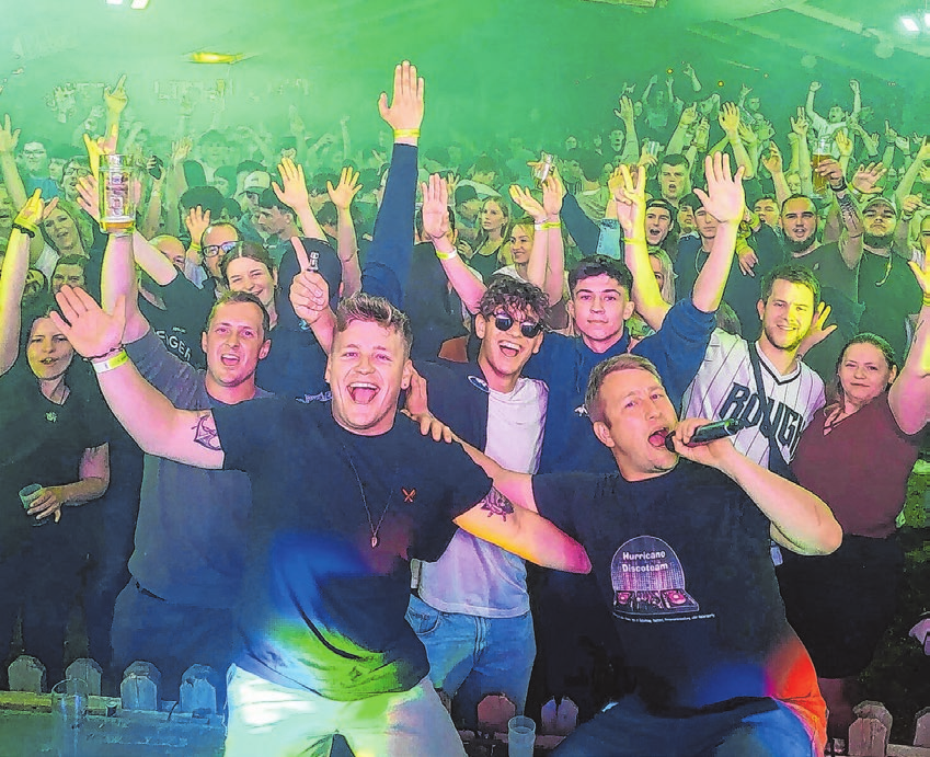 DJ Amue und DJ Hurricane sorgen am Samstagabend für Partystimmung im Festzelt. Fotos: privat