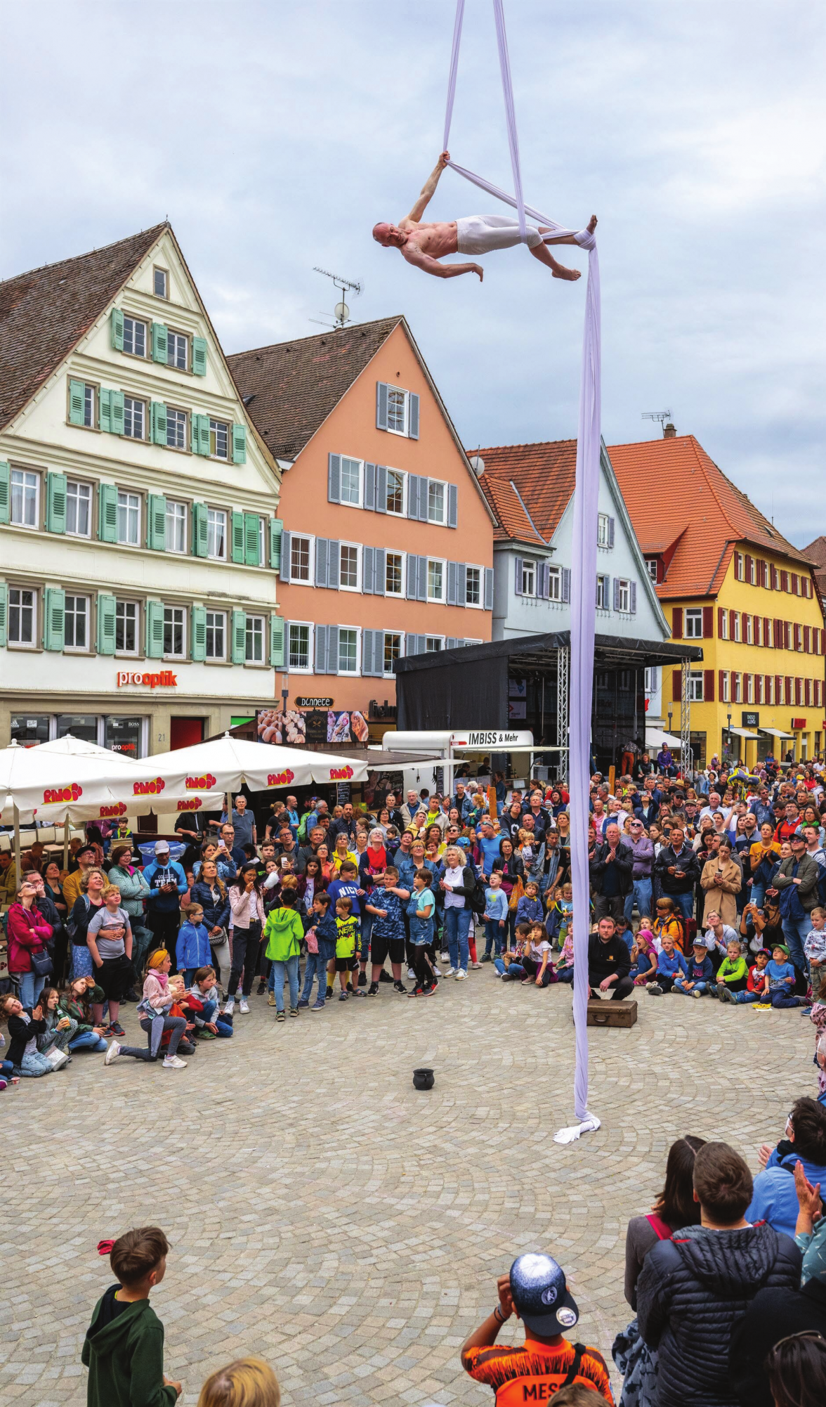 Das Gauklerfest in Rottenburg am Sonntag, 11. Mai, bringt die Besucher zum Staunen. Lehrreich und spannend ist es auch beim Blaulichttag. Entspanntes Bummeln und Einkaufen ist beim verkaufsoffenen Sonntag von 12 bis 17 Uhr möglich.