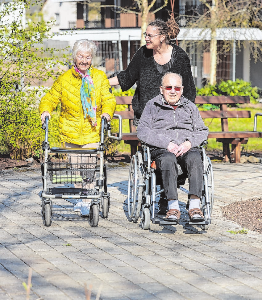 Der schöne Park mit den rollstuhlgerechten Wegen und vielen Sitzecken bietet sich für den Aufenthalt im Grünen an.