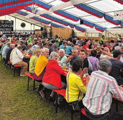 Gute Stimmung Festzelt ist beim Waldfest garantiert.