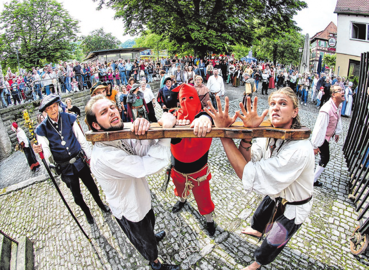 Szene aus dem Mittelalter: Zwei Missetäter werden im Sulferturm eingekerkert.