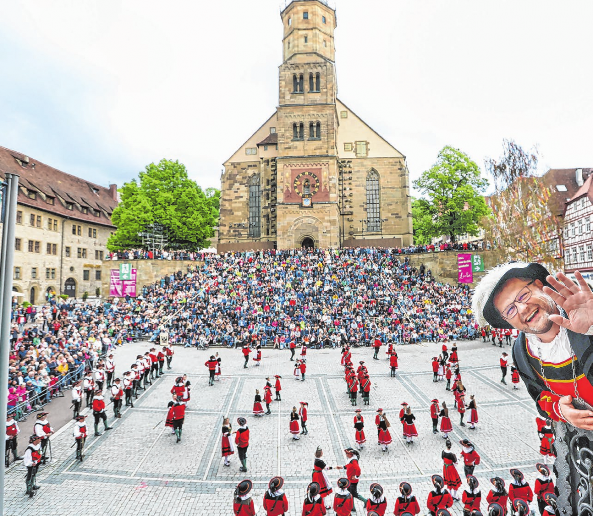 Zahlreiche Zuschauer verfolgen den Siederstanz vor der Kirche St. Michael.