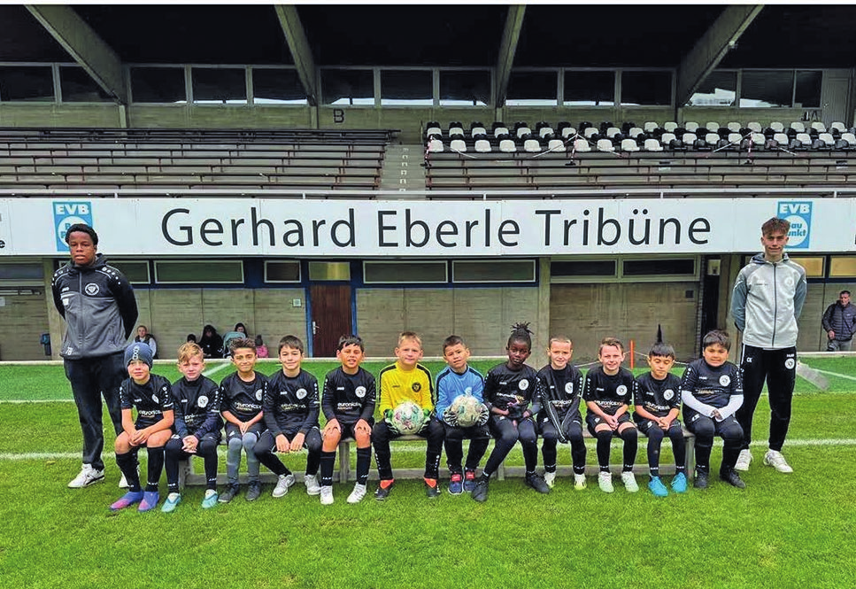 Auch die Tribüne wurde etwas umgestaltet, in Andenken an den verstorbenen Gerd Eberle, einst Vorstand Finanzen. Ihm zu Ehren trägt die Tribüne heute seinen Namen - ein Wunsch seines Sohnes Steffen. In diesem Zug wurden auch Teile der Sitzplätze mit Schalensitzen ausgestattet. Im Bild posiert davor eine unserer vielen Jugendmannschaften.