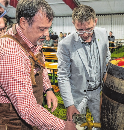 Bürgermeister Peter Keilhofer (re.) beim Fassanstich.