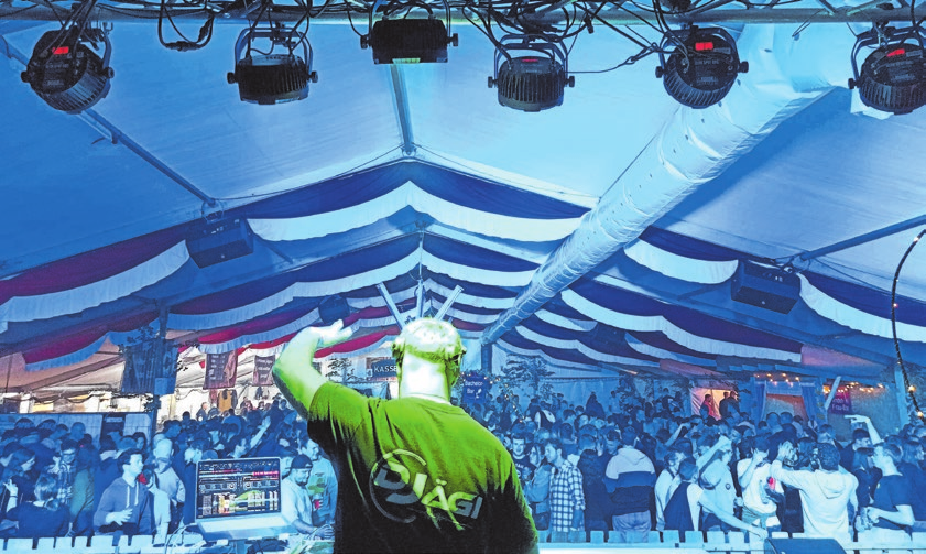 DJ Jägi sorgt bei der Date Night Party am Samstag für ausgelassene Stimmung im Festzelt. Archivbild