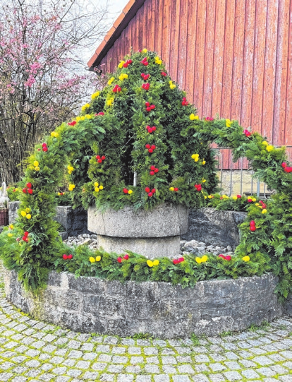 Jedes Ostern schmückt Obersteinach den Brunnen. Foto: privat