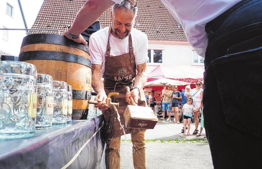 Fassanstich durch Bürgermeister Matthias Wittlinger.
