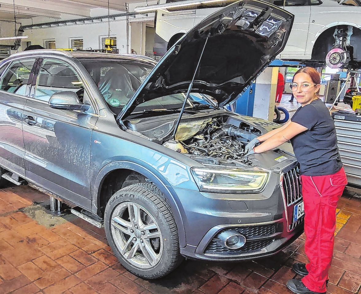 In der Werkstatt packen auch Frauen mit an - hier die Kfz-Mechatronikerin Jessica Torres.