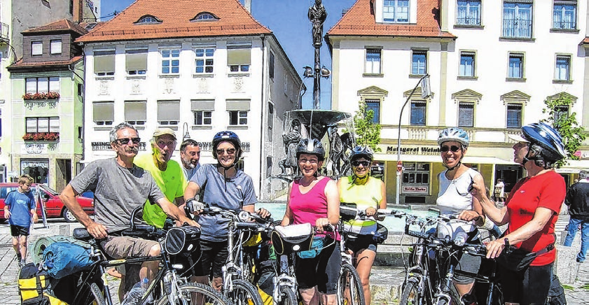 Auch Touristen verweilen gern und genießen den langen Einkaufsabend in Ehingen. Foto: Julia Deresko