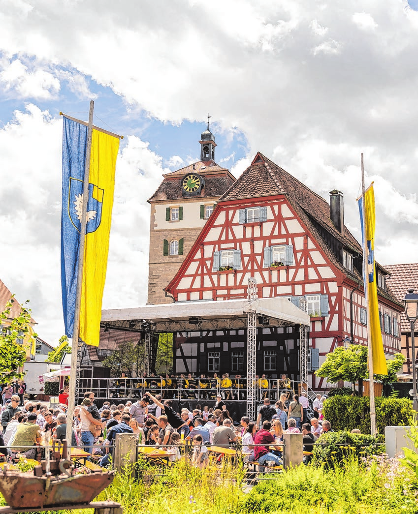 Vor stimmungsvoller Kulisse lässt es sich gut feiern: Das beweisen die vielen Gäste, die jedes Jahr kommen. Foto: Stadt