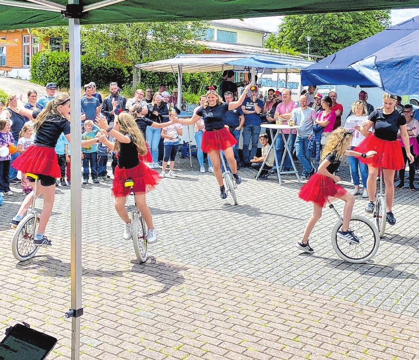 Das Fest startet mit den Auftritten der verschiedenen Tanzgruppen der Sportfreunde Leukershausen-Mariäkappel.