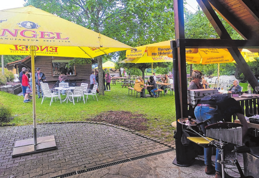 Mehrere Grillstände und Sitzgelegenheiten laden auf das idyllische Gelände ein. Fotos: privat