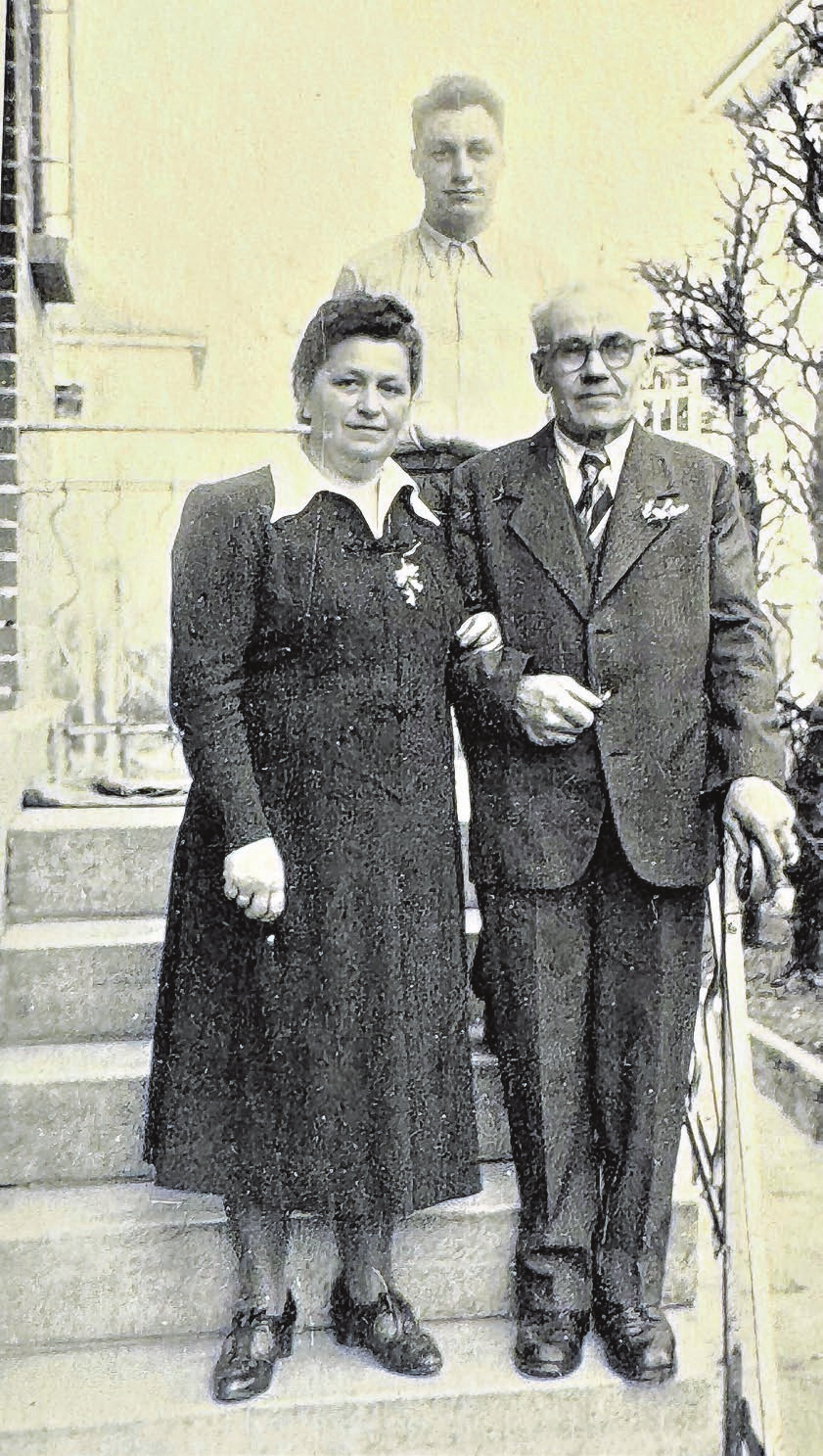 Firmengründer Gustav Klement mit seiner Frau vor dem Haus in der Frommannstr. 2 in Göppingen. Im Hintergrund: Sohn Werner Klement. Foto: Metallbau Klement