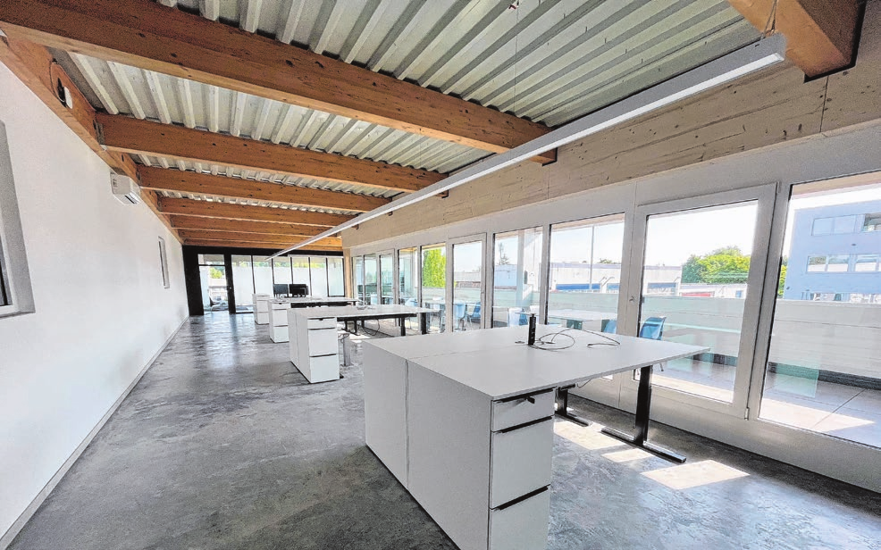 Lichtdurchflutete Wohlfühlatmosphäre kennzeichnet die Arbeitsplätze im Neubau.