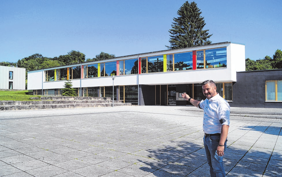 Die räumliche Nähe von Schule und Ortsverwaltung in Ermingen schätzt der Ortsvorsteher sehr.