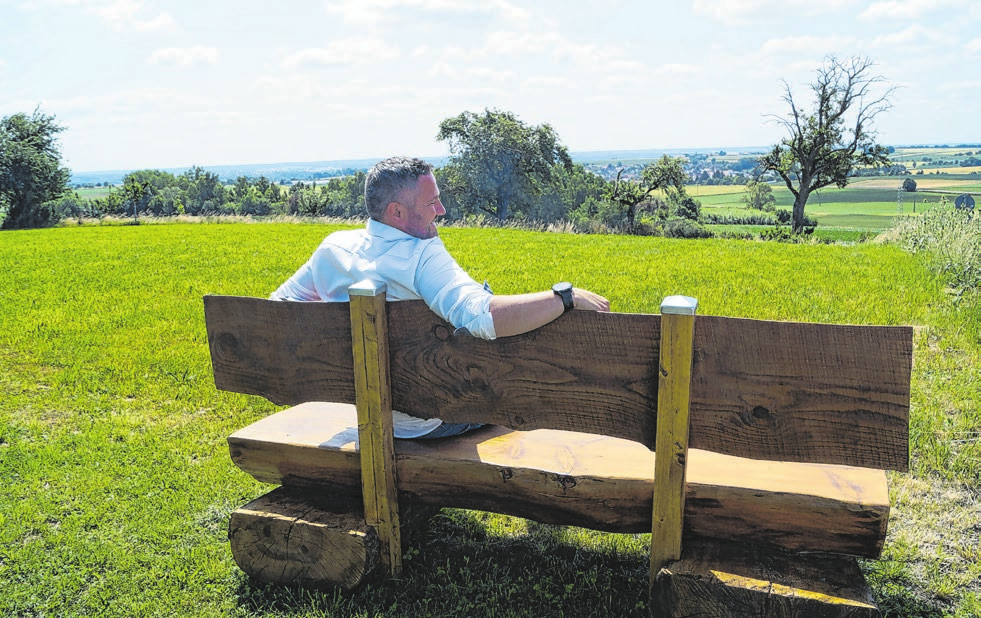 Die von Björn Schmid gestiftete Bank in Eggingen bietet einen Ausblick bis ins Voralpenland.