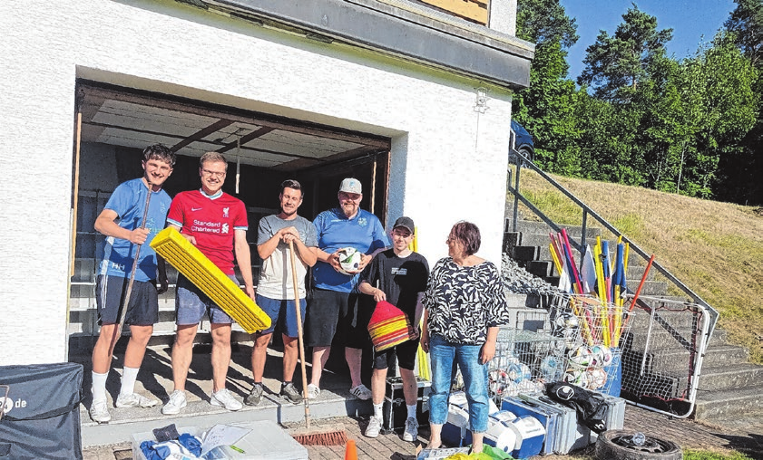 Alle halfen mit, das Sportgelände auf Vordermann zu bringen.