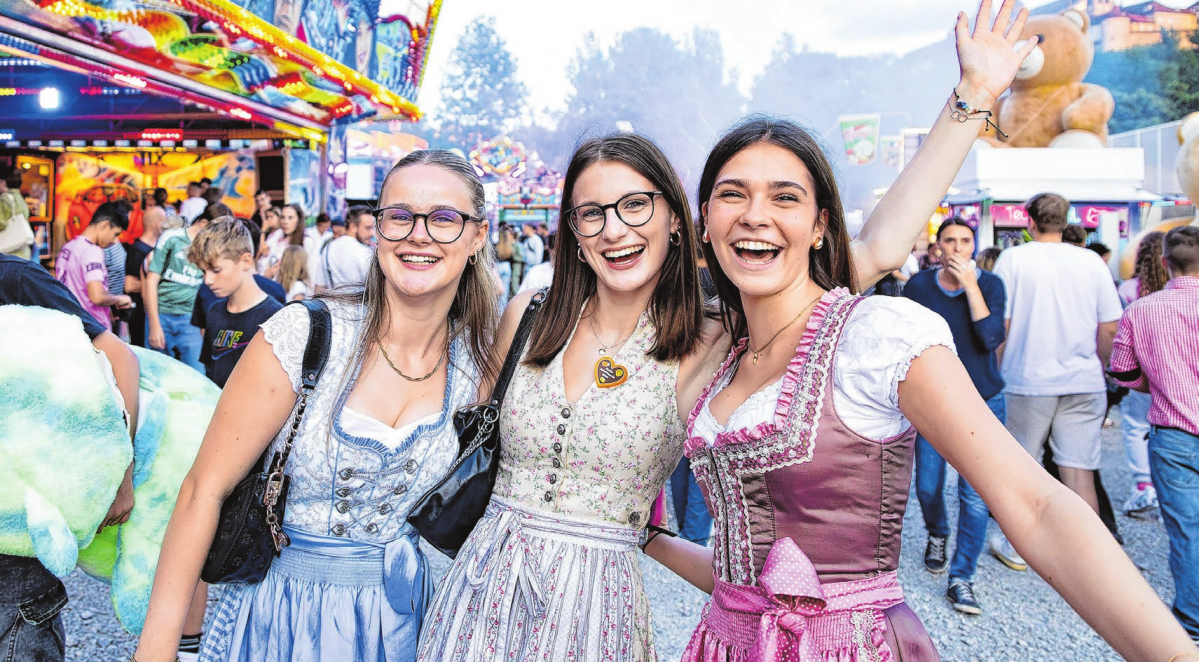 Laura Kynast, Emily Knyast und Romina Venturo im vergangenen Jahr auf dem Jakobimarkt. Fotos: Thumilan Selvakumaran