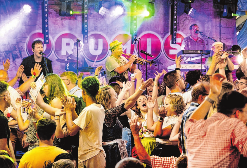 Die „Grumis“ sorgen für Stimmung im Festzelt.
