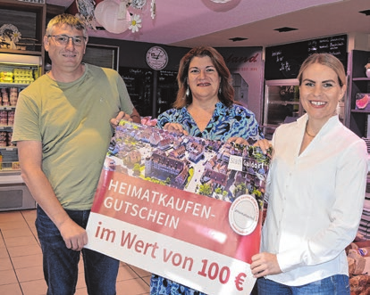 Friedrich Birzele nimmt den Gutschein entgegen. FOTO: PRIVAT