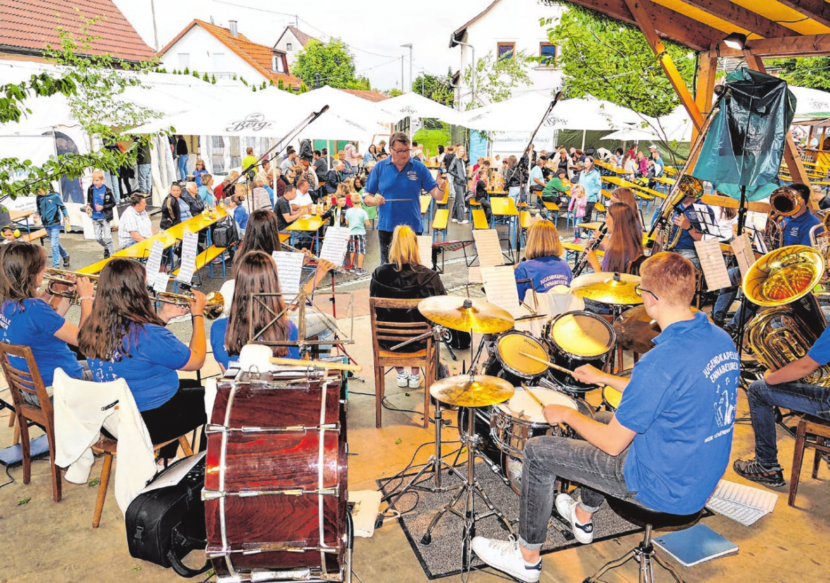 Das neue Dorfzentrum mit saniertem Backhaus (links) bietet ein zukunftsfähiges Konzept für Begegnung und Austausch, für den Erhalt von Traditionen und natürlich auch zum miteinander Feiern. Foto: Gemeinde Heroldstatt