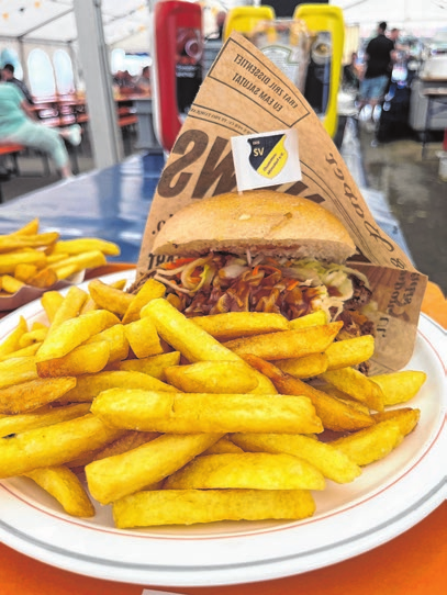 Das Burgermenü mit Pommes ist der Renner auf der Backhaus-Hockete.