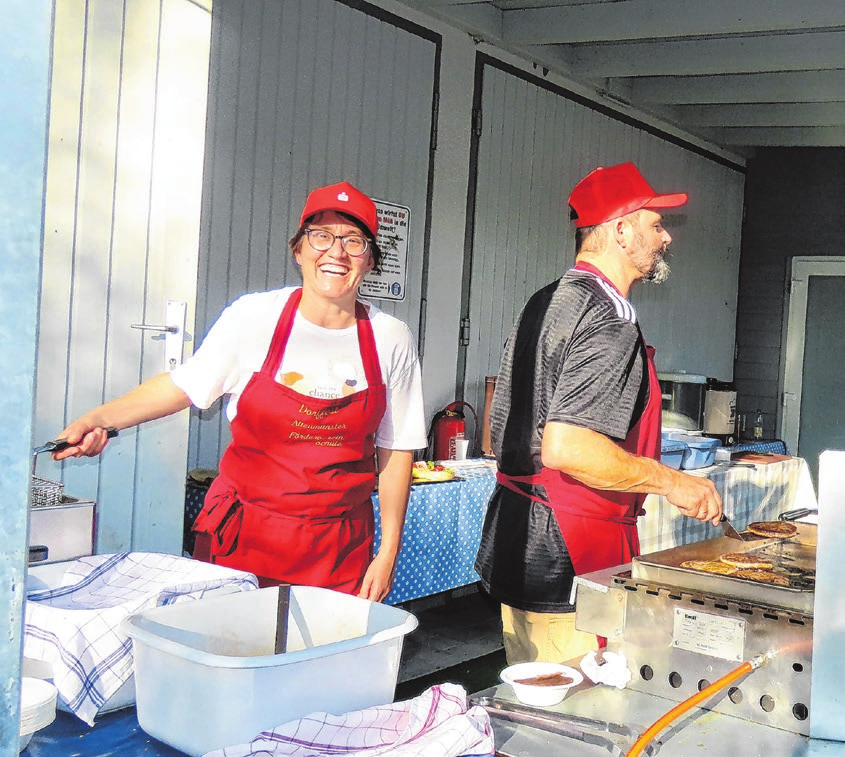 Die große Grillstation im Dorfgemeinschaftshaus sorgt traditionell für heiße Leckereien.