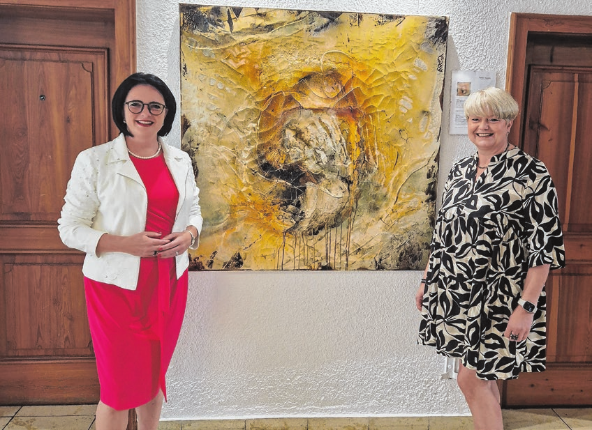 Anja Sauer mit Künstlerin Petra Nowak vor einem ihrer Kunstwerke.